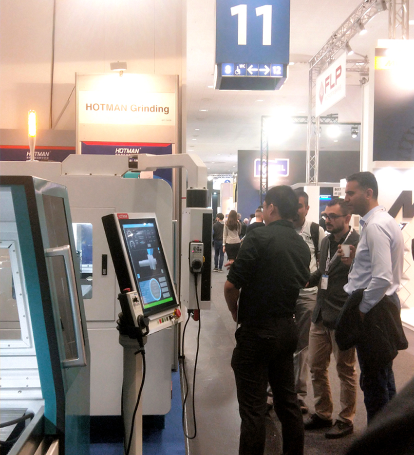 2019年德國漢諾威EMO展~參觀者駐足了解GPES-32數(shù)控隨動外圓磨床 2019年德國漢諾威EMO展~參觀者駐足了解GPES-32數(shù)控隨動外圓磨床