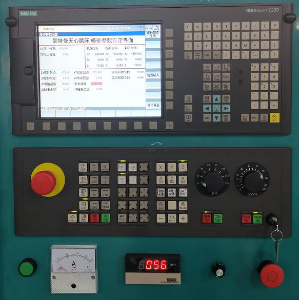 無心磨床采用西門子828D數(shù)控系統(tǒng)，經(jīng)過二次開發(fā)，中文人機(jī)對話操作界面，簡單易學(xué)；配合西門子伺服電機(jī)，一軸自動進(jìn)刀，兼容性好，進(jìn)刀精準(zhǔn)。