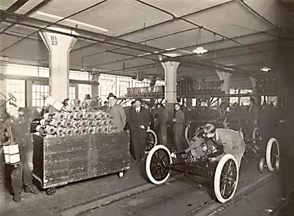 上個(gè)世紀(jì)補(bǔ)國(guó)外汽車(chē)生產(chǎn)車(chē)間